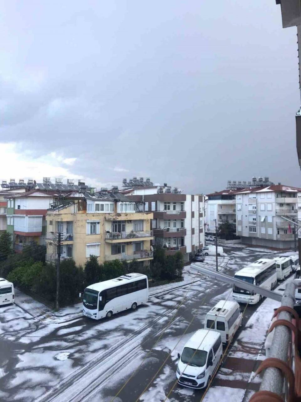 Dolu yağışı o ilçeyi beyaza bürüdü