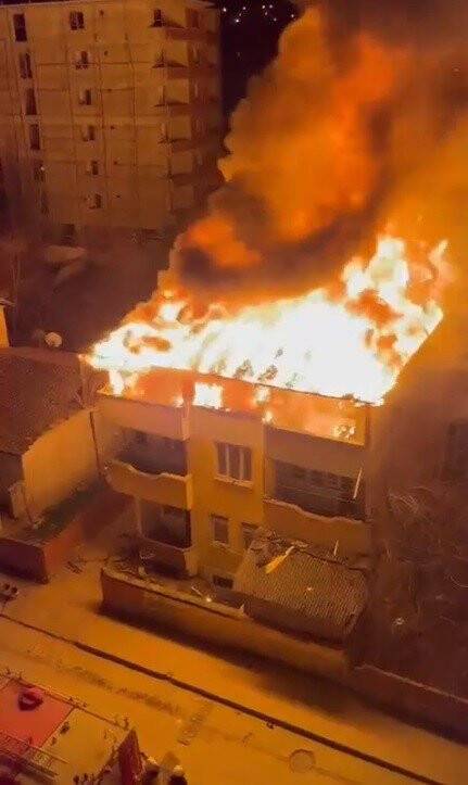 Gecenin karanlığını alevler aydınlattı