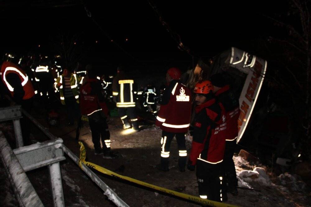 Kayseri'de yolcu otobüsü şarampole devrildi :4 kişi öldü, 24 yaralı