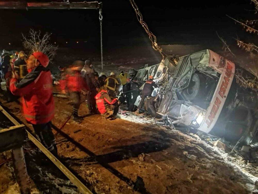 Kayseri'de yolcu otobüsü şarampole devrildi :4 kişi öldü, 24 yaralı