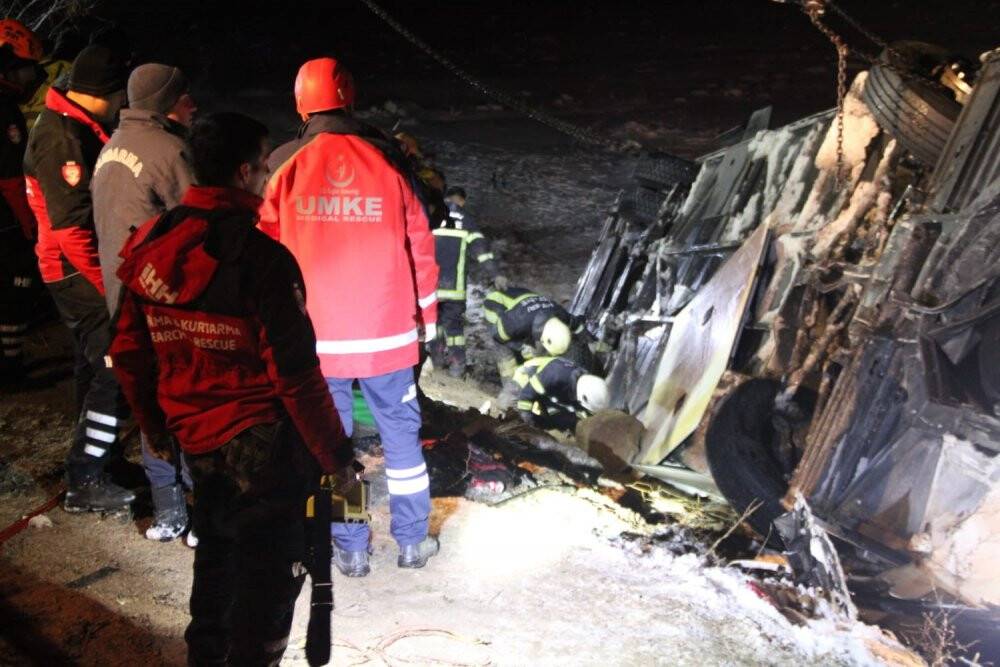 Kayseri'de yolcu otobüsü şarampole devrildi :4 kişi öldü, 24 yaralı