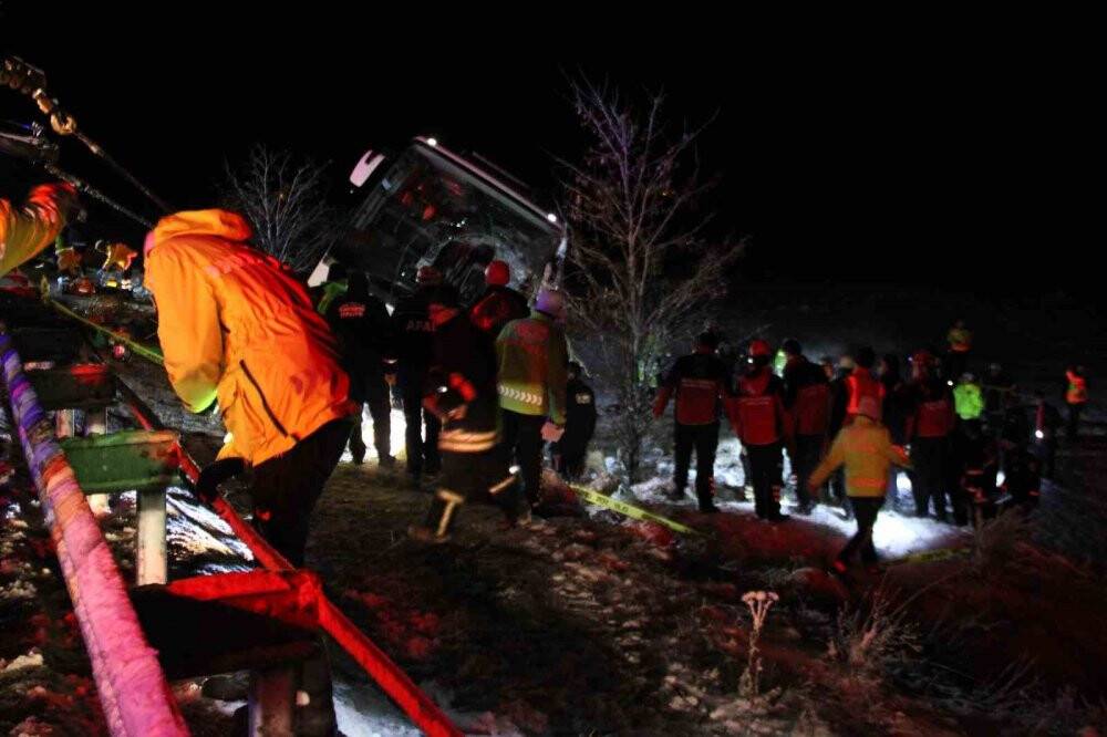 Kayseri'de yolcu otobüsü şarampole devrildi :4 kişi öldü, 24 yaralı