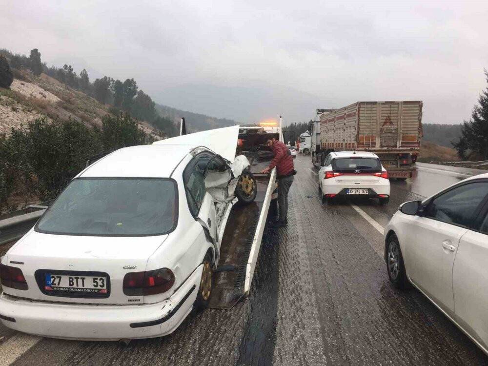 Tır ile otomobil çarpıştı: 7 yaralı