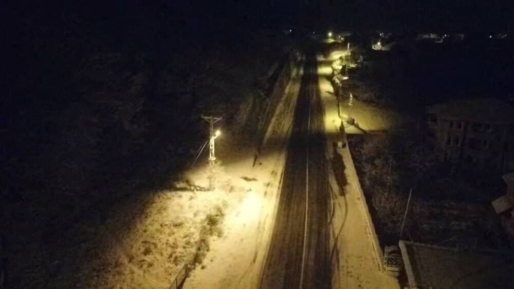 Gece yarısı sokakta kartopu oynadılar