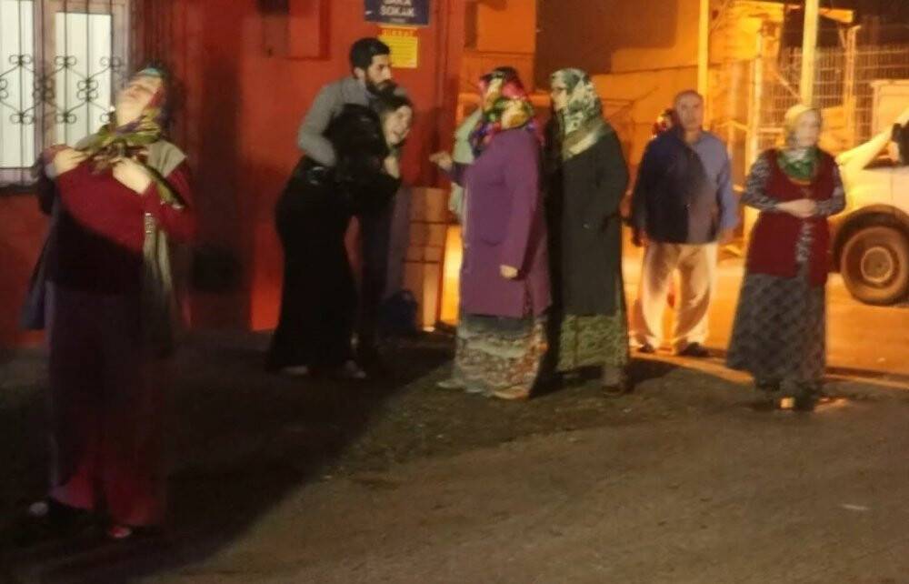 Alev alev yanan evlerini gözyaşları içinde çaresizlikle izlediler