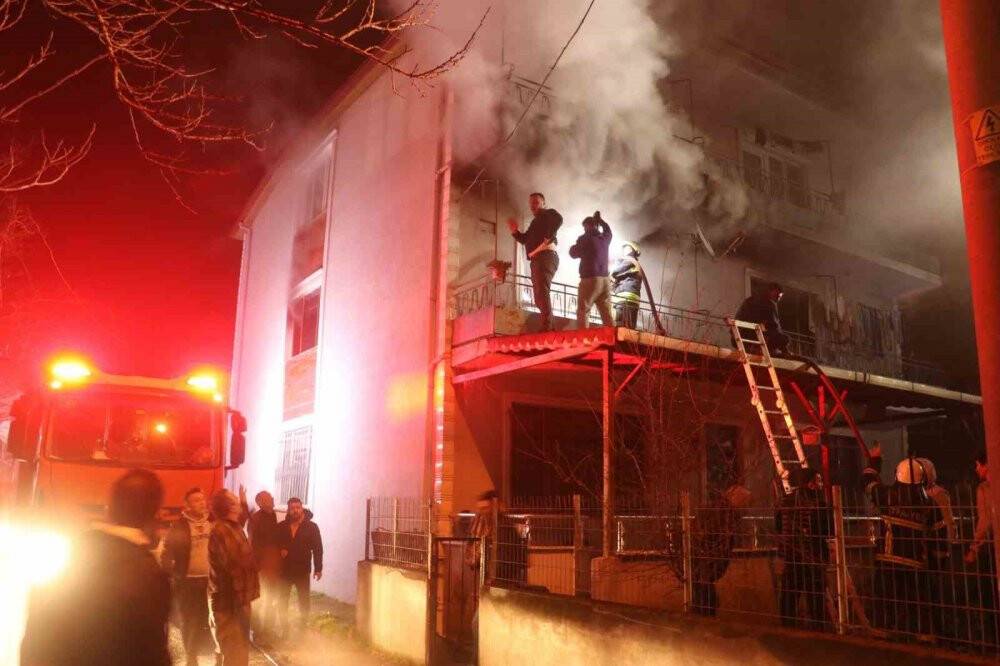 Alev alev yanan evlerini gözyaşları içinde çaresizlikle izlediler