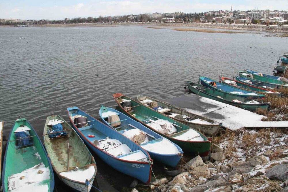 Kuruma tehlikesiyle karşı karşıya olan Beyşehir Gölü’ne kar yağışı umut oldu