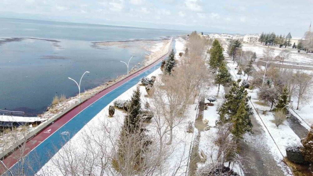 Kuruma tehlikesiyle karşı karşıya olan Beyşehir Gölü’ne kar yağışı umut oldu