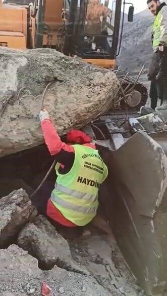 Yıkılan beton blokların arasından kurtarıldılar