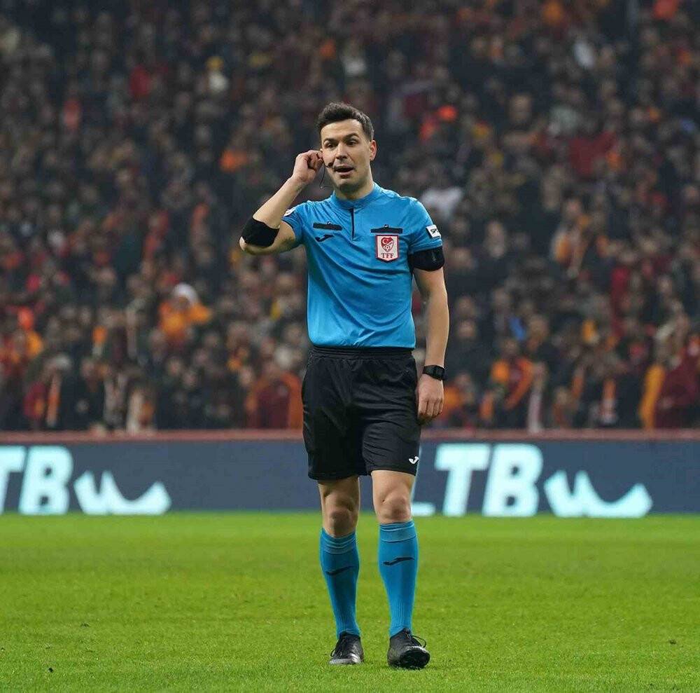 Galatasararay: 1 - Ümraniyespor: 2 (İlk yarı)