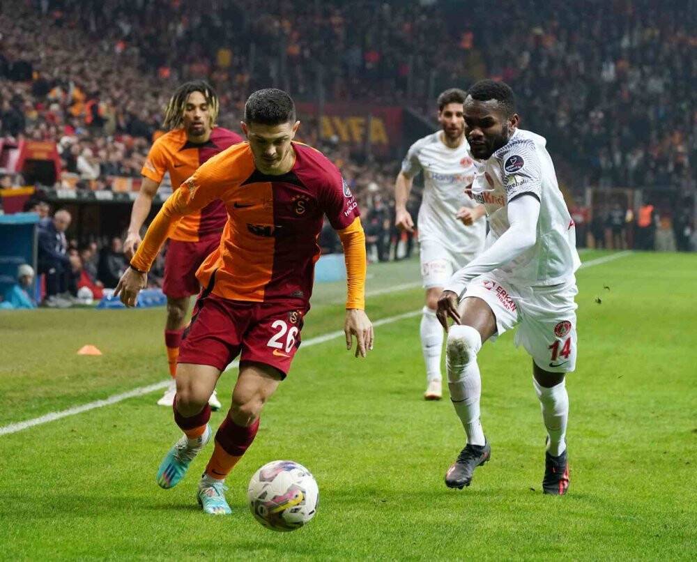 Galatasararay: 1 - Ümraniyespor: 2 (İlk yarı)
