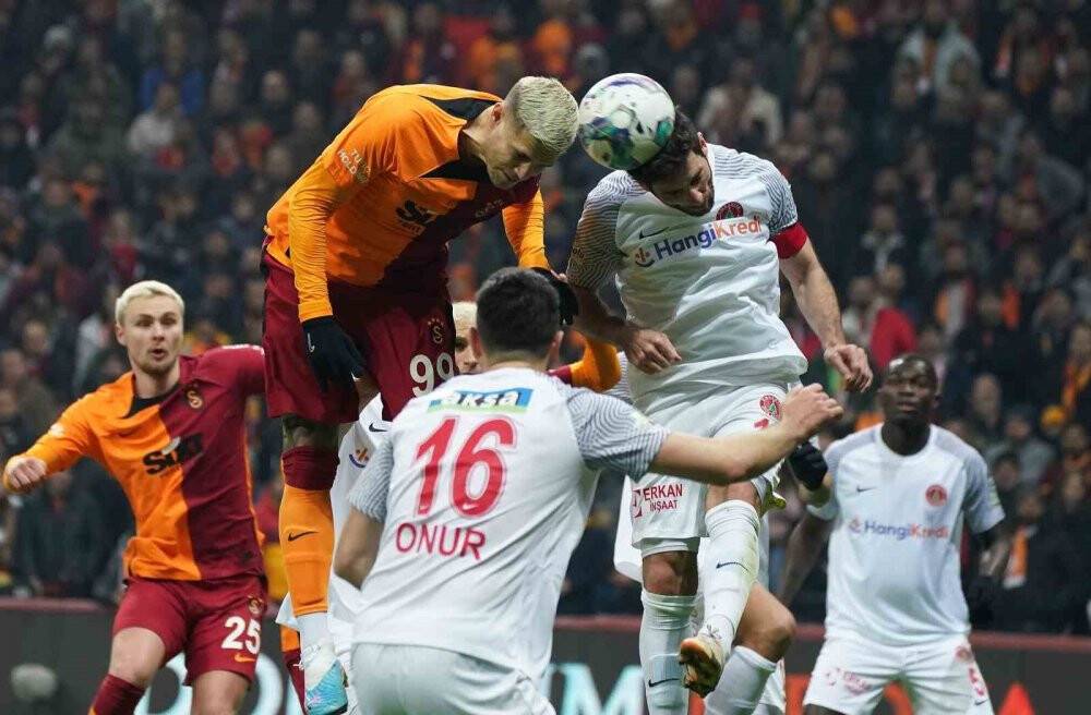 Galatasararay: 1 - Ümraniyespor: 2 (İlk yarı)