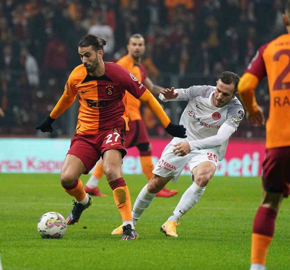 Galatasararay: 1 - Ümraniyespor: 2 (İlk yarı)