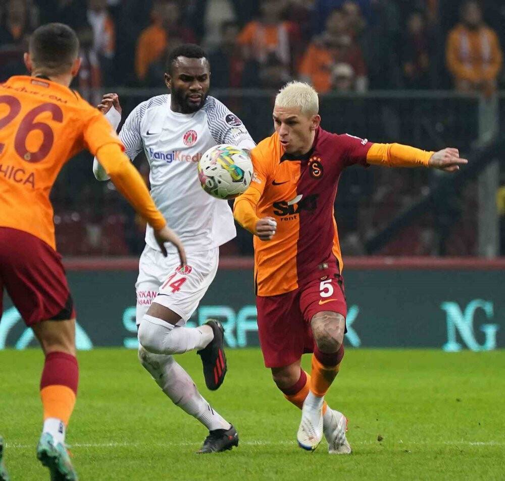 Galatasararay: 1 - Ümraniyespor: 2 (İlk yarı)