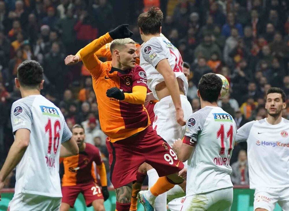 Galatasararay: 1 - Ümraniyespor: 2 (İlk yarı)