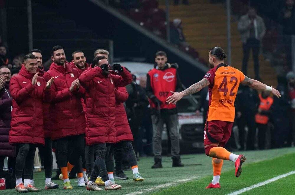 Galatasararay: 1 - Ümraniyespor: 2 (İlk yarı)