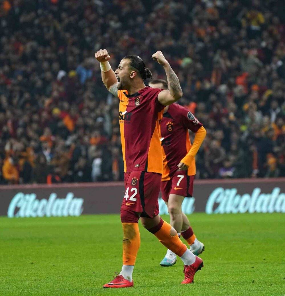 Galatasararay: 1 - Ümraniyespor: 2 (İlk yarı)