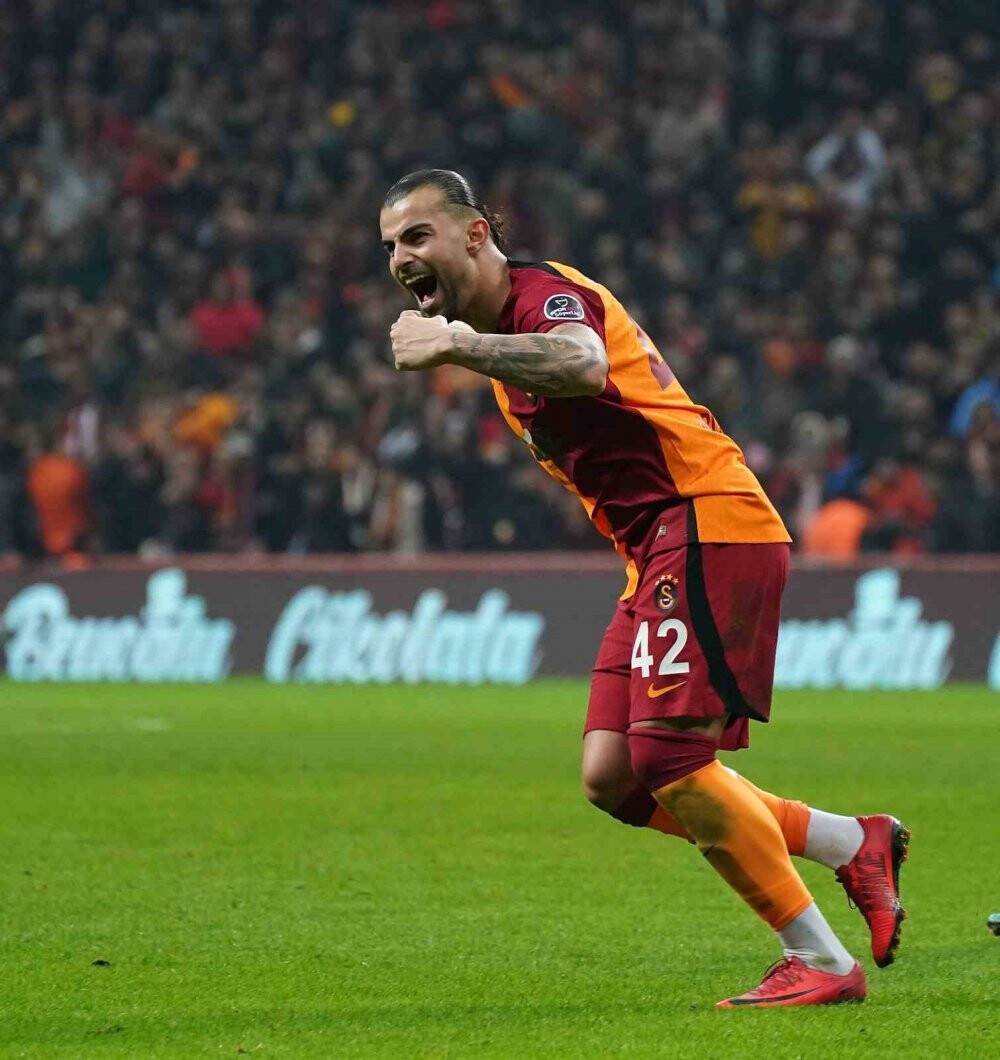 Galatasararay: 1 - Ümraniyespor: 2 (İlk yarı)