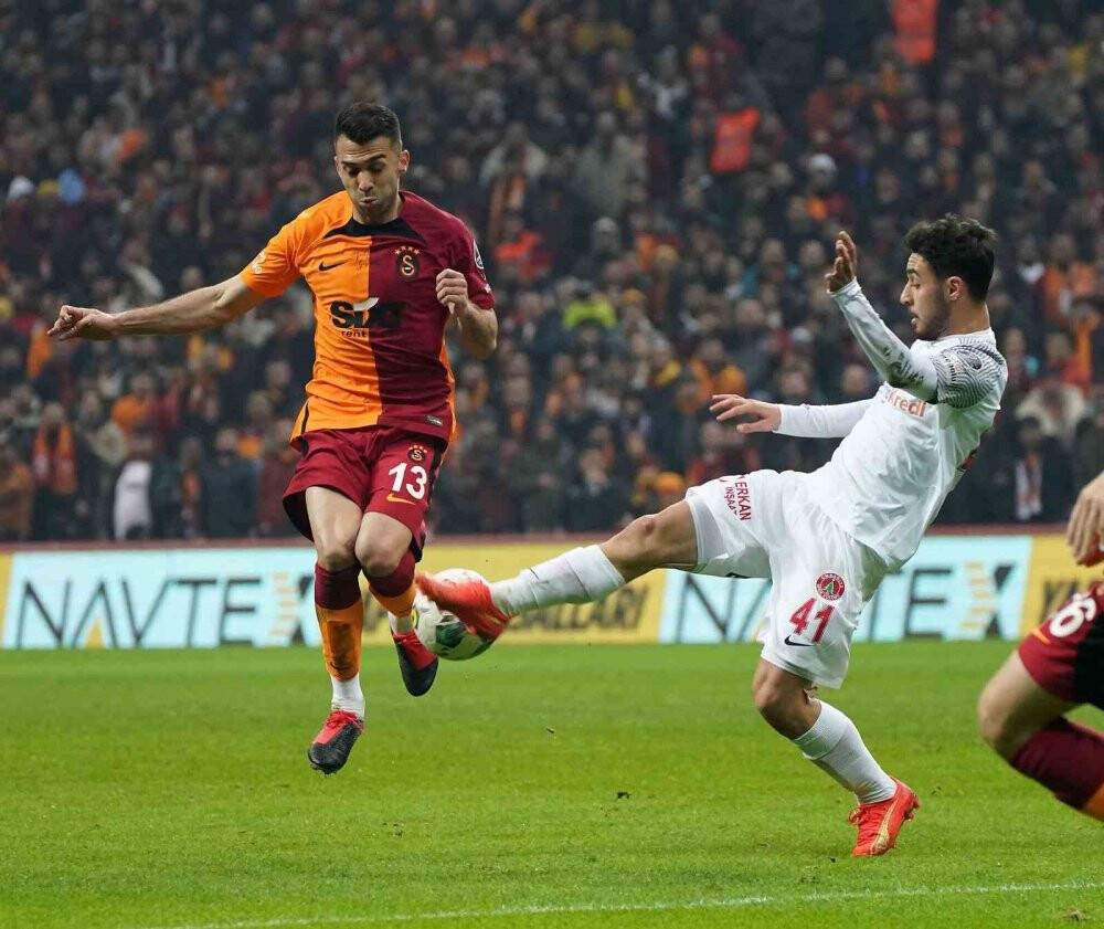 Galatasararay: 1 - Ümraniyespor: 2 (İlk yarı)