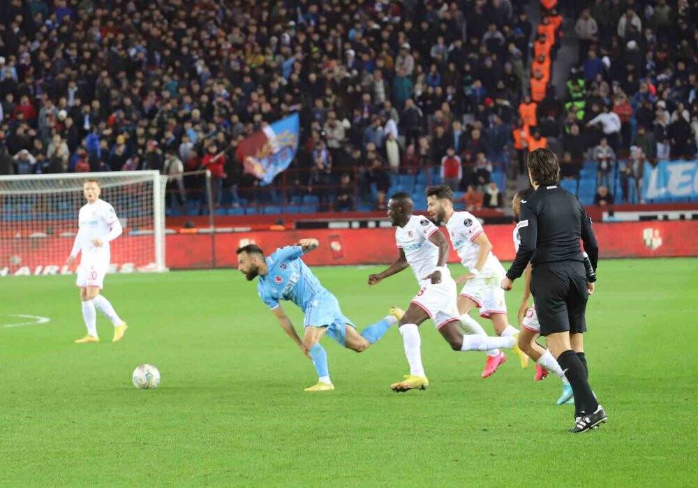 Trabzonspor: 1 - FTA Antalyaspor: 0 (İlk yarı)