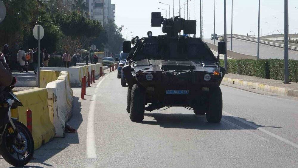 3 kişiyi öldüren zanlı, zırhlı araçla adliyeye getirildi