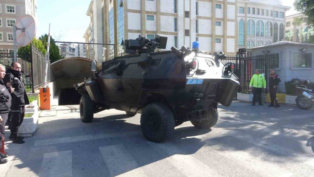 3 kişiyi öldüren zanlı, zırhlı araçla adliyeye getirildi