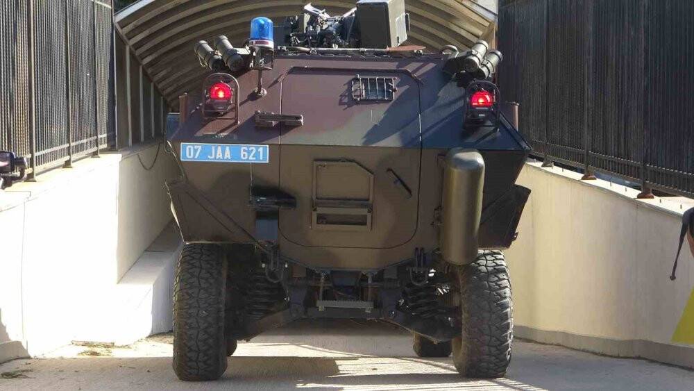 3 kişiyi öldüren zanlı, zırhlı araçla adliyeye getirildi