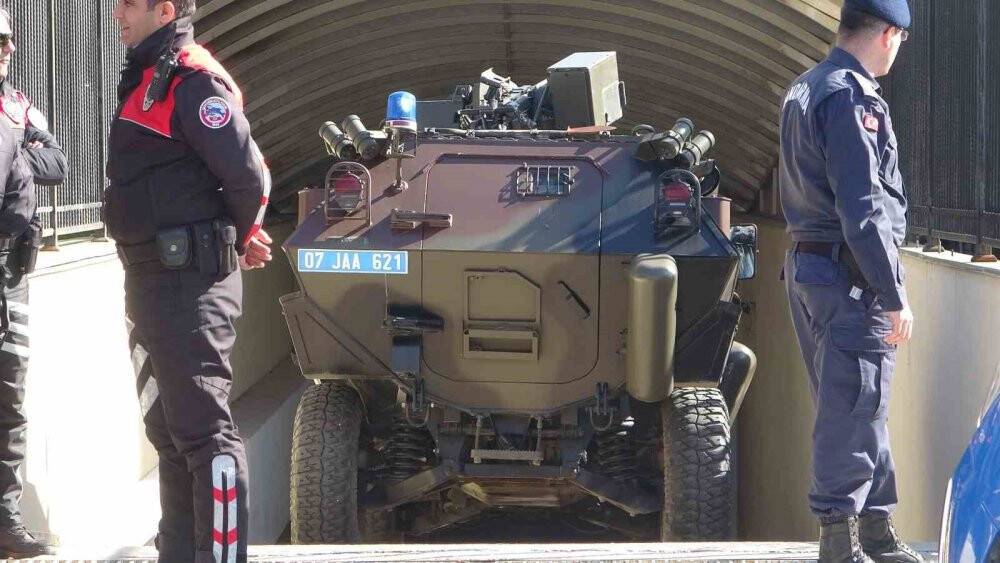 3 kişiyi öldüren zanlı, zırhlı araçla adliyeye getirildi