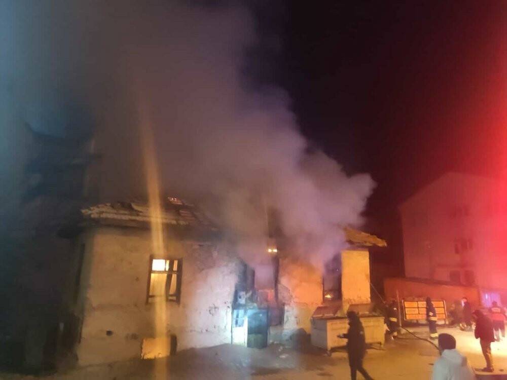 Konya’da metruk binada yangın