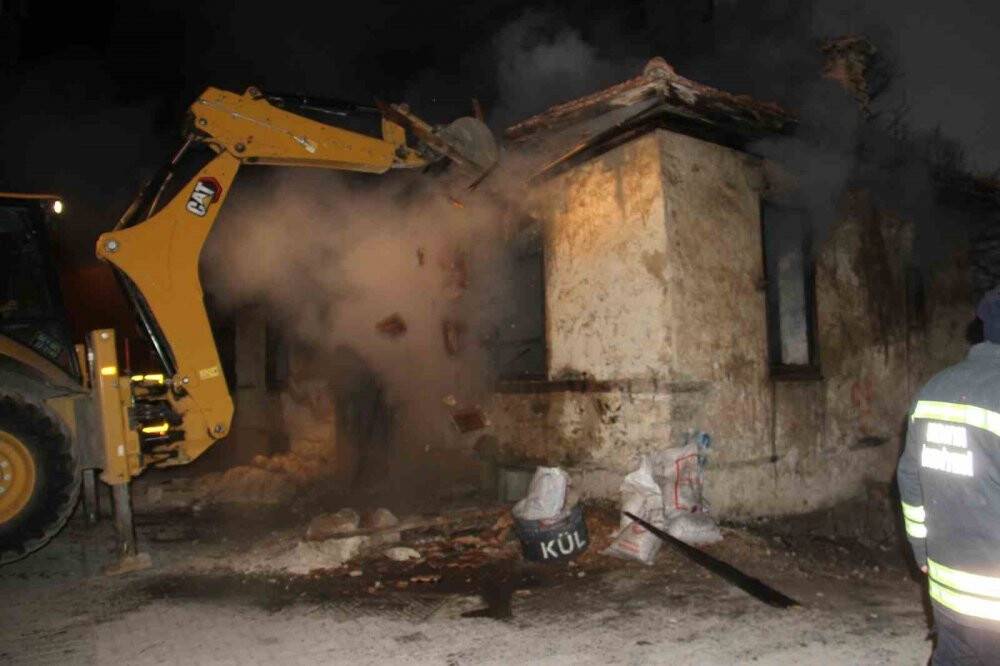 Konya’da metruk binada yangın