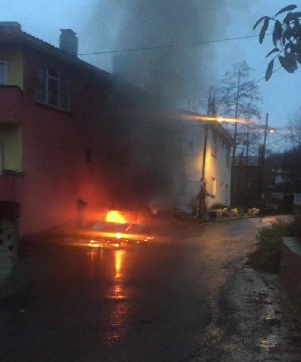 Yanan aracın içerisinde can verdi