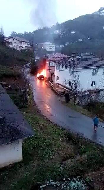 Yanan aracın içerisinde can verdi