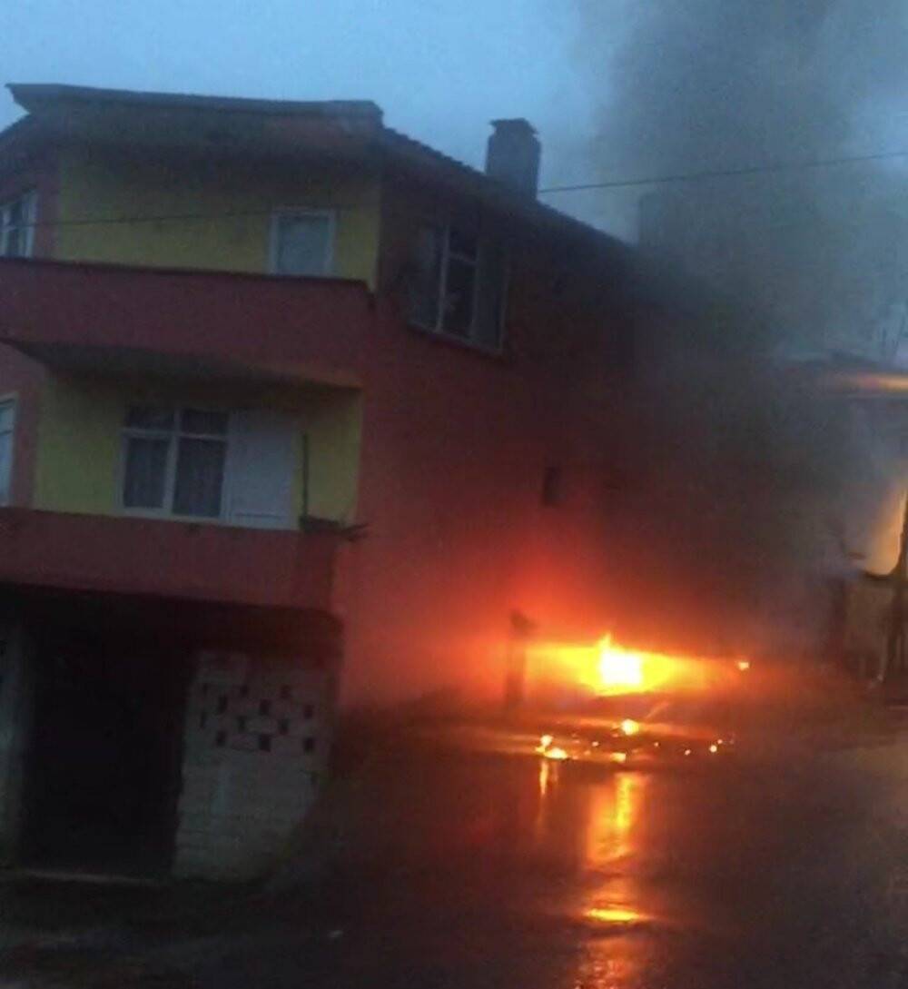 Yanan aracın içerisinde can verdi