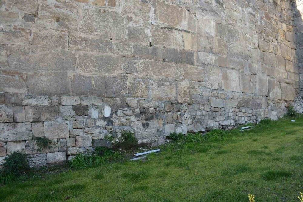 2 bin yaşındaki kale surlarına saygısızlık!