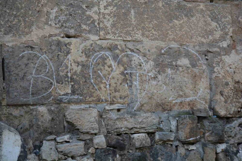 2 bin yaşındaki kale surlarına saygısızlık!