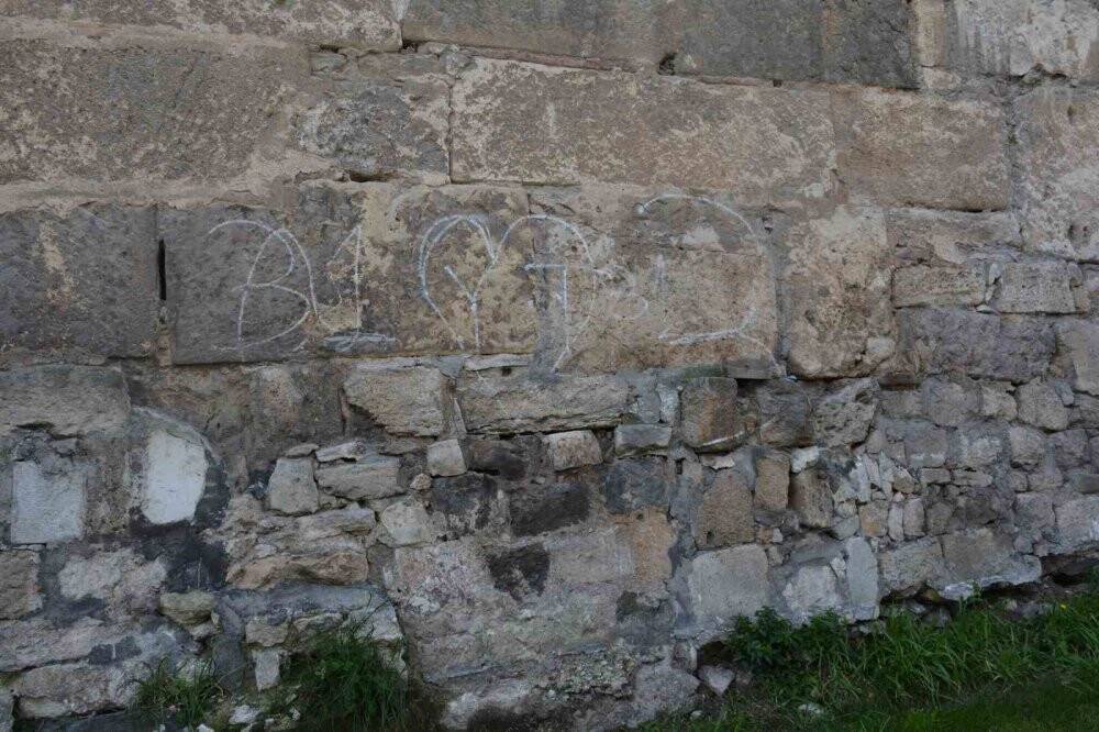 2 bin yaşındaki kale surlarına saygısızlık!