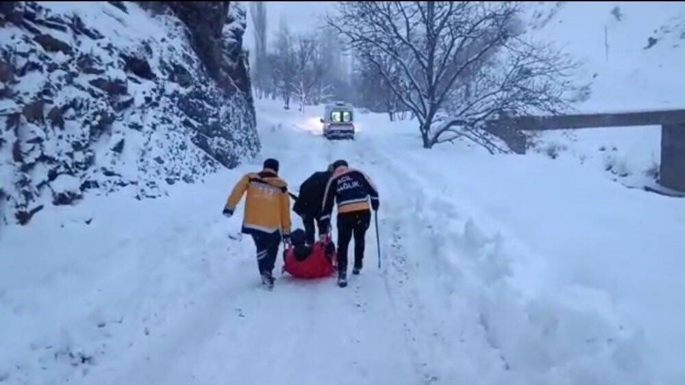 90 yaşındaki hasta kızakla ambulansa ulaştırıldı