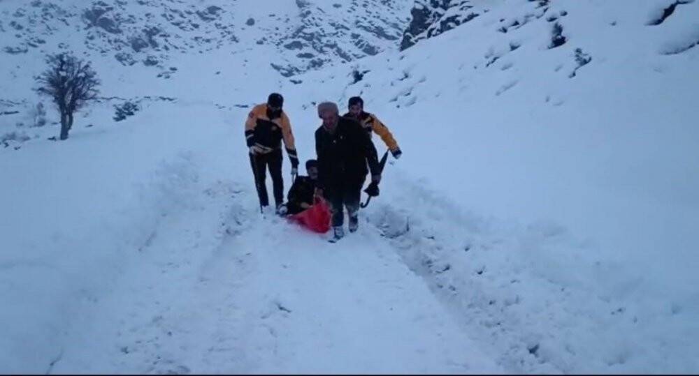 90 yaşındaki hasta kızakla ambulansa ulaştırıldı