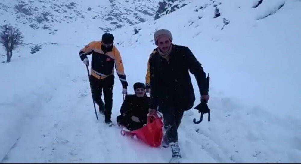 90 yaşındaki hasta kızakla ambulansa ulaştırıldı