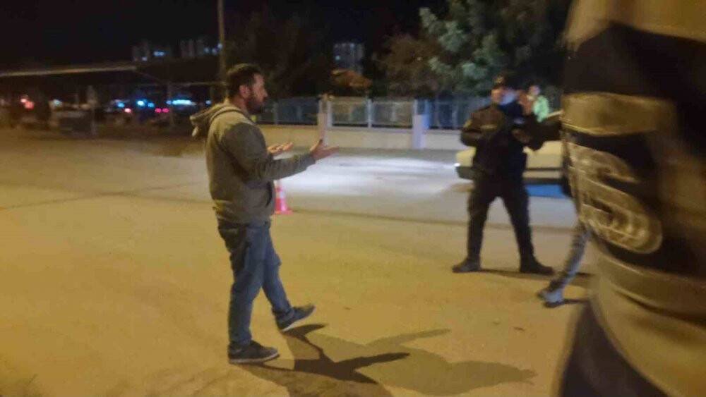 Alkollü şahıslar denetimde polislere zorluk çıkarttı