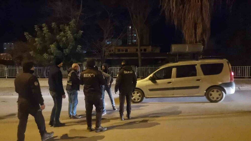 Alkollü şahıslar denetimde polislere zorluk çıkarttı