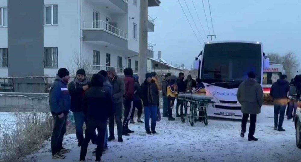 Buzlanan yoldan çıkıp kanala düşen minibüstekiler ölümden döndü