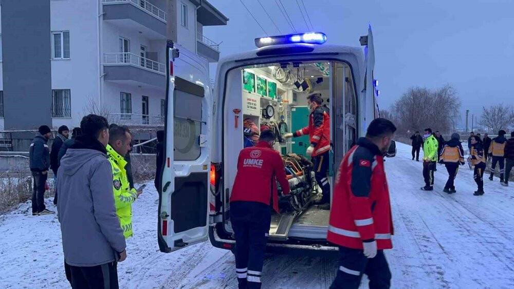 Buzlanan yoldan çıkıp kanala düşen minibüstekiler ölümden döndü