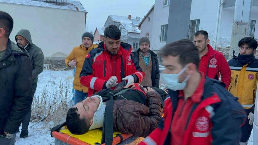 Buzlanan yoldan çıkıp kanala düşen minibüstekiler ölümden döndü