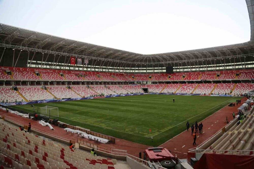 Sivasspor - Beşiktaş karşılaşması öncesi zeminin son durumu