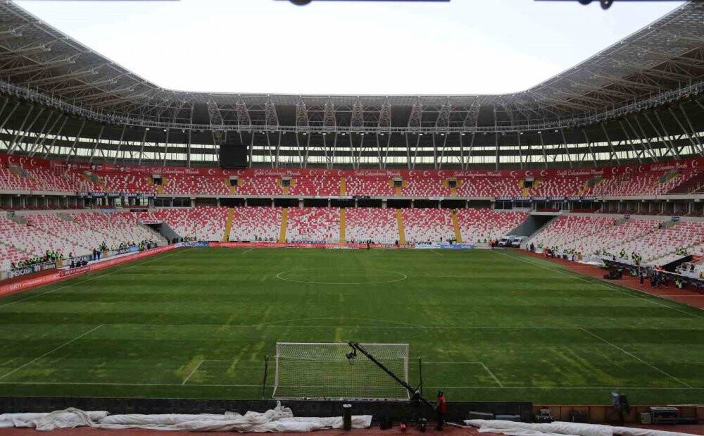 Sivasspor - Beşiktaş karşılaşması öncesi zeminin son durumu