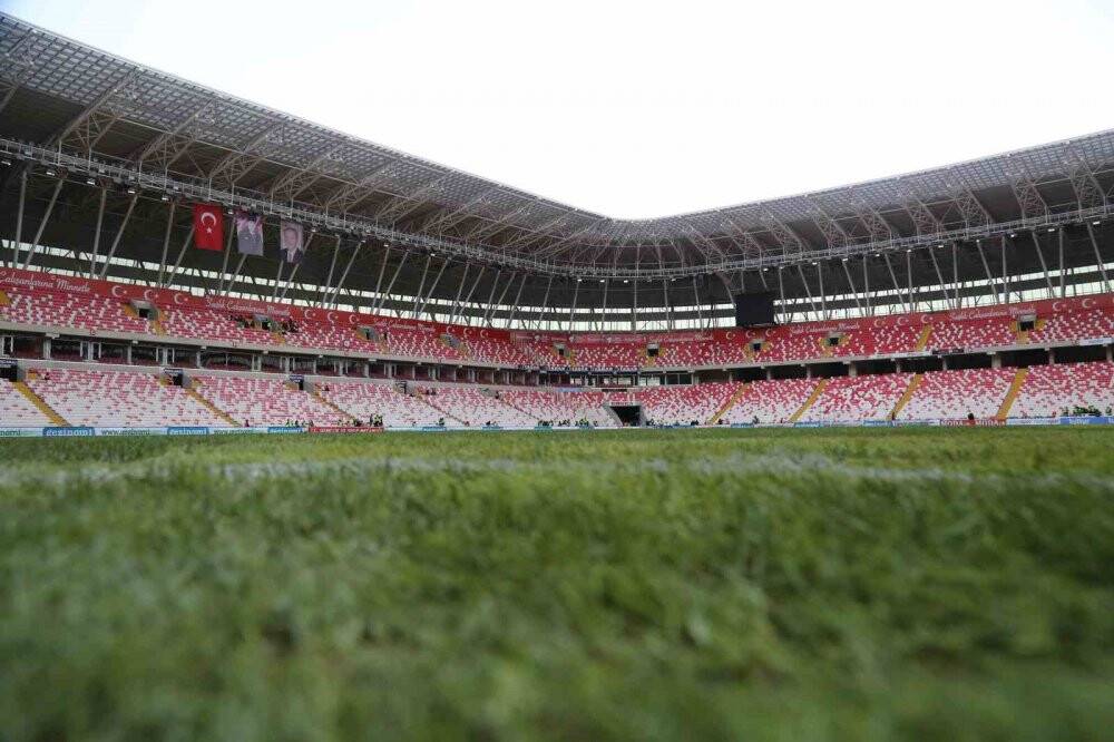 Sivasspor - Beşiktaş karşılaşması öncesi zeminin son durumu