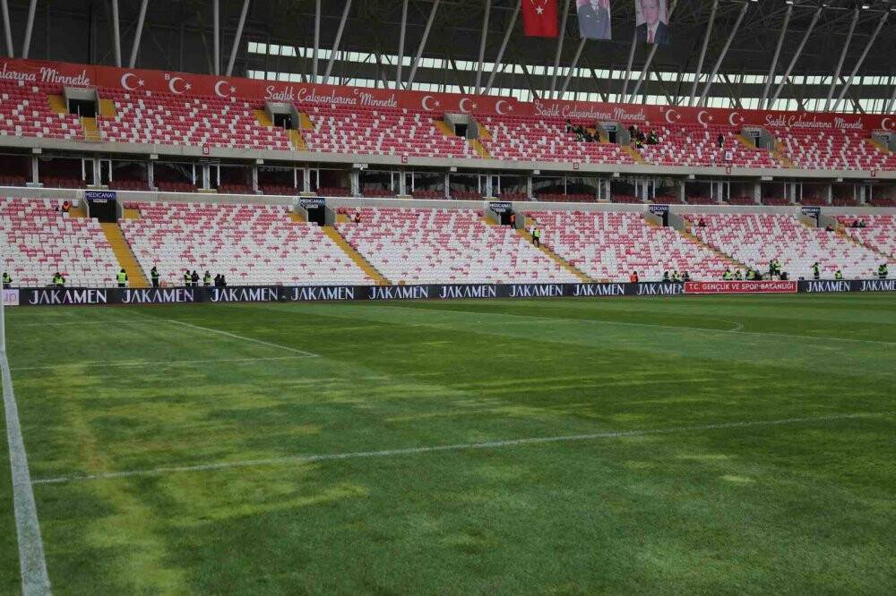 Sivasspor - Beşiktaş karşılaşması öncesi zeminin son durumu