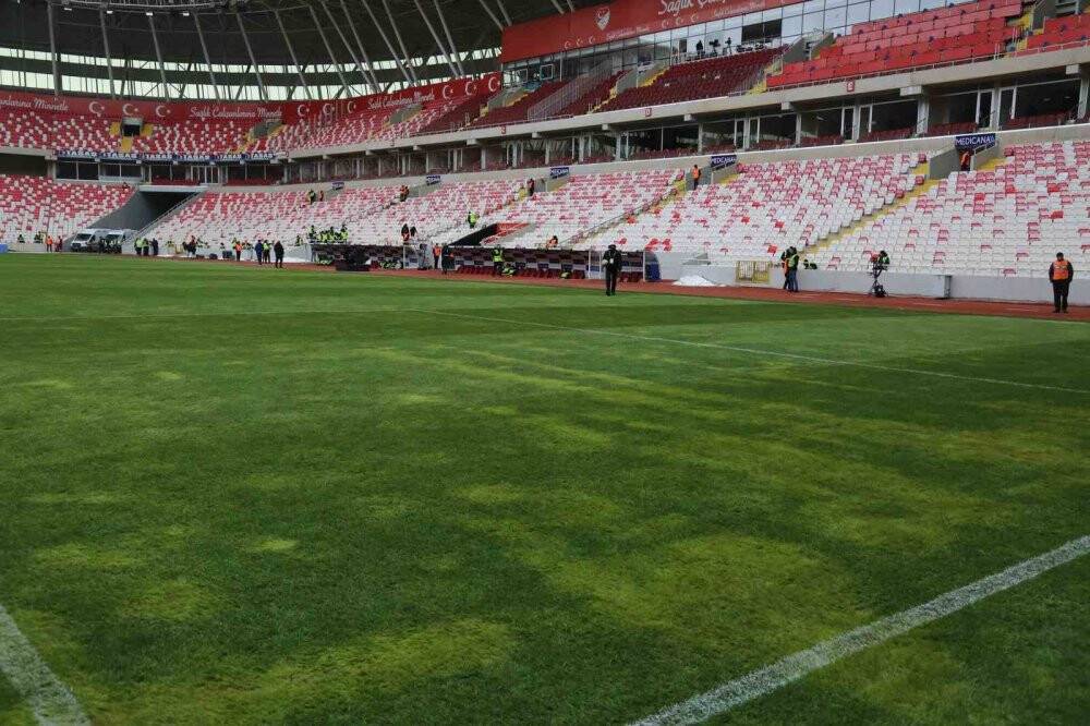 Sivasspor - Beşiktaş karşılaşması öncesi zeminin son durumu