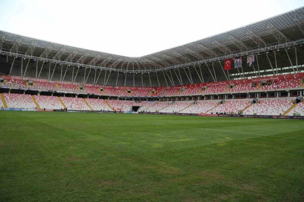 Sivasspor - Beşiktaş karşılaşması öncesi zeminin son durumu